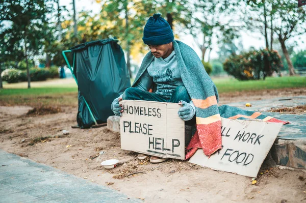 Muž Sedící Žebrácích Bezdomovci Prosím Pomozte Vzkázat Selektivní Zaměření — Stock fotografie