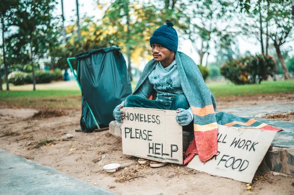 Man Sitter Tiggare Med Hemlösa Hjälp Meddelande Selektiv Inriktning — Stockfoto