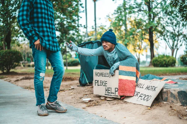 Bedelaars Gewikkeld Stof Zetten Dan Een Hoed Gingen Naast Straat — Stockfoto