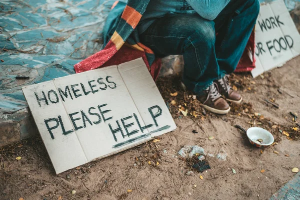 Man Sitter Tiggare Med Hemlösa Hjälp Meddelande Selektiv Inriktning — Stockfoto