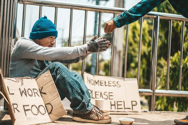 ホームレスの人たちからのメッセージを受け取り過ぎて物乞いをしている男が助けてくれ 食べ物とうまく働いてください — ストック写真