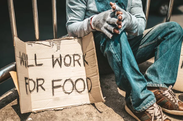 Uomo Seduto Mendicare Cavalcavia Con Messaggi Senzatetto Prega Aiutare Lavorare — Foto Stock