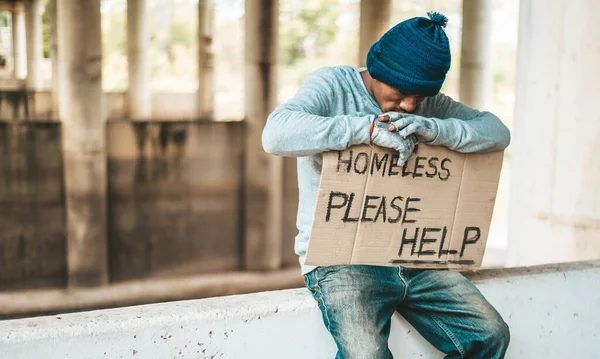 乞食はホームレスとの障壁に座ってくださいメッセージを助けてください — ストック写真