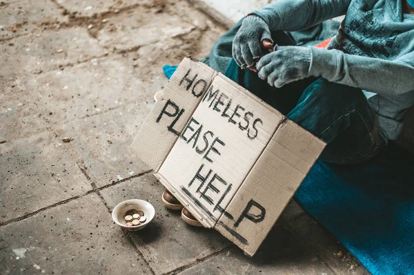 Żebracy Siedzieli Przy Ulicy Bezdomną Wiadomością Proszę Pomóc Pracować Jedzeniem — Zdjęcie stockowe