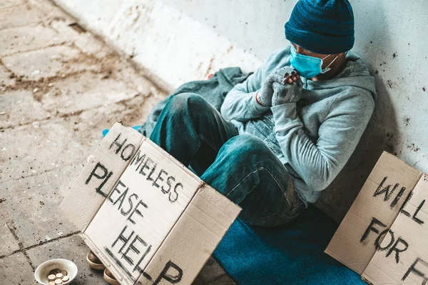 Mendigos Sentaram Lado Rua Com Uma Mensagem Para Sem Abrigo — Fotografia de Stock