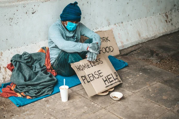 乞食たちはホームレスの伝言を持って通りの脇に座った お願いします — ストック写真