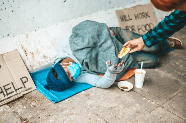 Broodmakers Gaven Aan Bedelaars Die Aan Kant Van Weg Zaten — Stockfoto