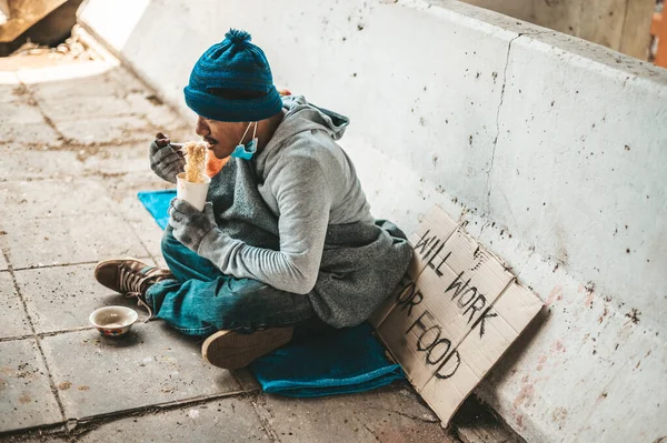 乞食の布に包まれ 麺を食べる土 — ストック写真
