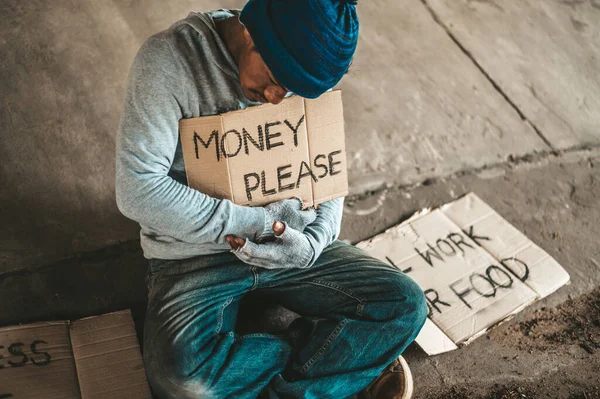 Bettler Sitzen Unter Der Brücke Mit Einem Schild Bitte Geld — Stockfoto