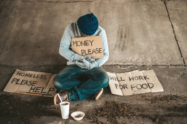 標識のある橋の下に座っている乞食 お金をください — ストック写真
