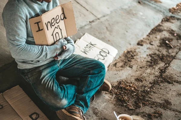 Mendiants Assis Sous Pont Avec Une Pancarte Vous Plaît Maison — Photo
