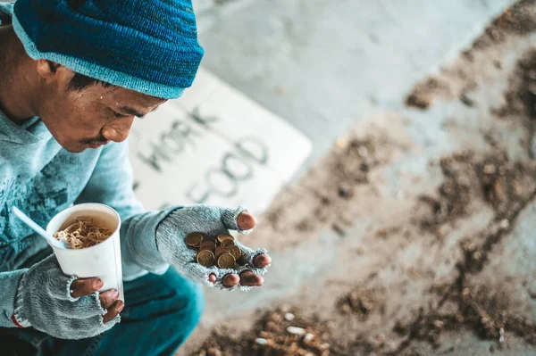 Tigga Bron Med Kopp Innehållande Mynt Och Nudlar — Stockfoto