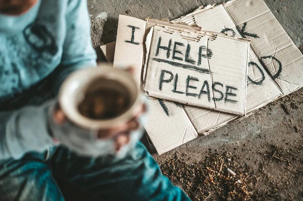 Mendicanti Seduti Sotto Ponte Con Tazze Hanno Soldi — Foto Stock