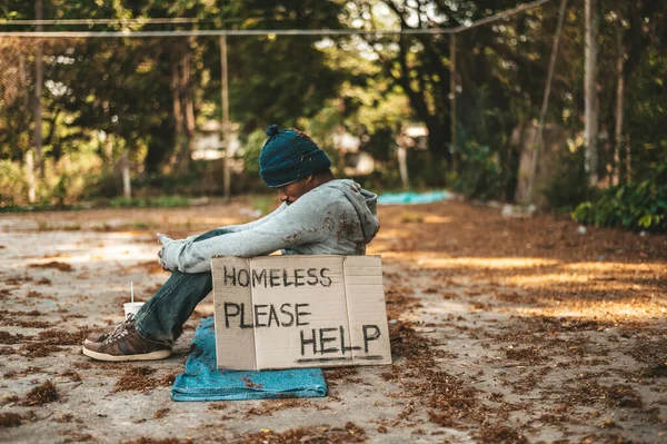 Mendigos Sentados Calle Con Mensajes Para Vagabundos Por Favor Ayuden — Foto de Stock