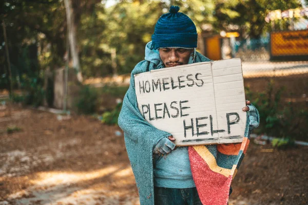 Les Mendiants Tiennent Dans Rue Avec Des Messages Sdf Vous — Photo