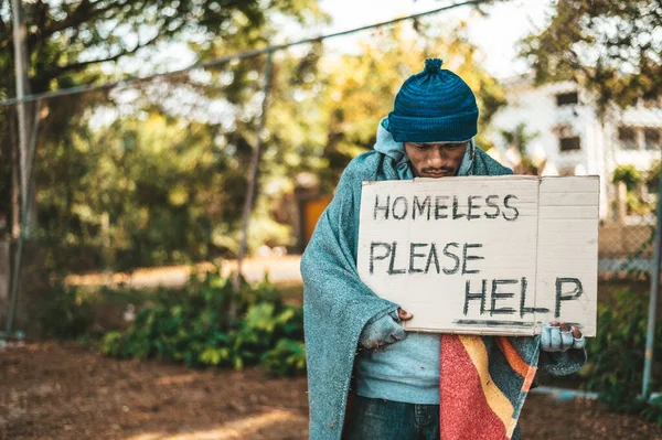 Mendigos Ficar Rua Com Mensagens Sem Teto Por Favor Ajude — Fotografia de Stock