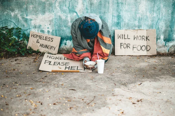 Żebracy Siedzieli Przy Ulicy Bezdomną Wiadomością Proszę Pomóc Pracować Jedzeniem — Zdjęcie stockowe