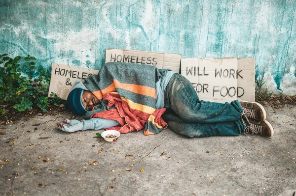 Les Mendiants Gisaient Leur Côté Rue Avec Des Vêtements Sales — Photo