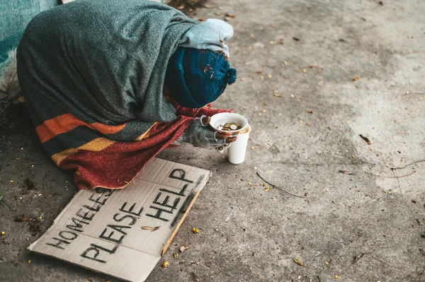 Mendigos Sentados Rua Com Mensagens Sem Teto Por Favor Ajude — Fotografia de Stock