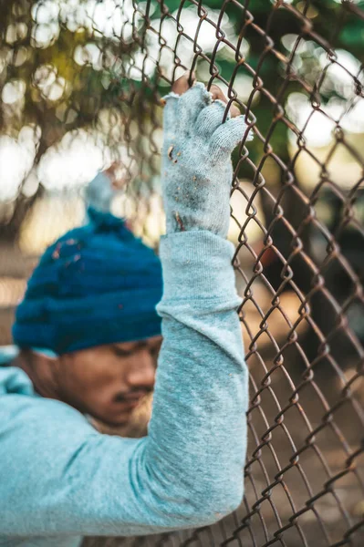 Mendigos Que Usam Mãos Aderem Uma Grade Metal Foco Seletivo — Fotografia de Stock