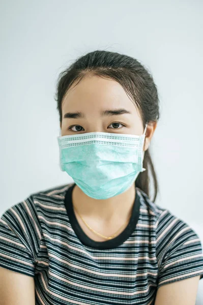 Woman Wearing Striped Shirt Wearing Mask — Stock Photo, Image