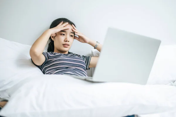 Uma Mulher Usando Uma Camisa Listrada Cama Jogando Laptop — Fotografia de Stock