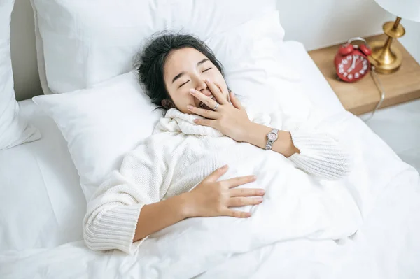 Γυναίκα Που Φοράει Λευκό Πουκάμισο Κοιμάται Στο Κρεβάτι Και Λευκά — Φωτογραφία Αρχείου