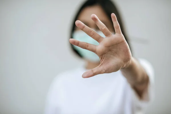 Kadınlar Maske Takar Ellerini Kaldırarak Yasaklarlar — Stok fotoğraf