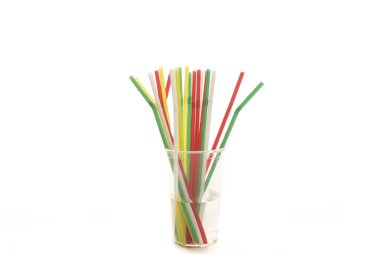 Şeffaf Kupası dolu su ile renkli plastik çubuk