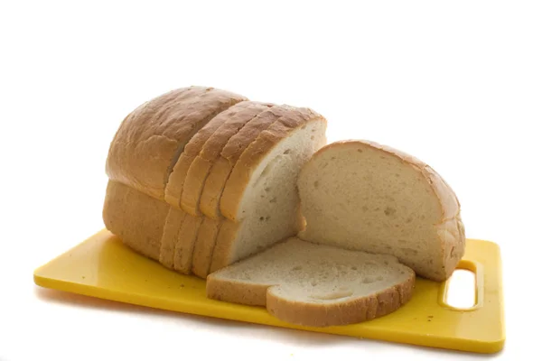 Frisch gebackenes hausgemachtes Brot und Scheibenbrot auf gelbem Kunststoff — Stockfoto
