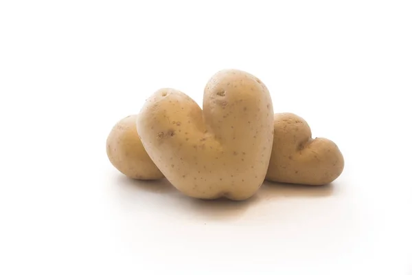 Patata francesa orgánica fresca con forma de corazón. Montón de patata — Foto de Stock