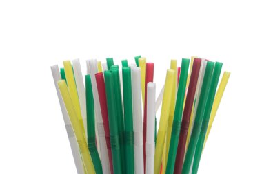 Beyaz arka planda izole renkli plastik pipetler.