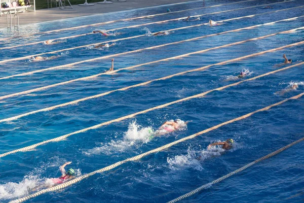 Young swimmers in outdoor swimming pool during freestyle race. H — Stock Photo, Image