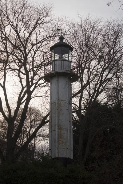 Faro en un Museo Naval en un día lluvioso con cielo nublado . — Foto de Stock