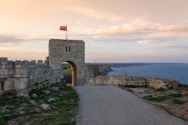 Kaliakra Cape ortaçağ kale girişini koruyan eski kapı, Bulgaristan, gün batımında güneşli bir bahar gününde