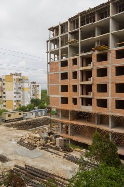 Kaba bir inşaat aşamasında bina.