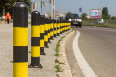 yol çevresindeki araçları caydırmak için sarı ve siyah trafik işaretleri uzun çizgi.