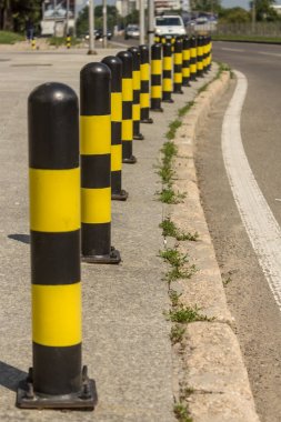 yol çevresindeki araçları caydırmak için sarı ve siyah trafik işaretleri uzun çizgi.