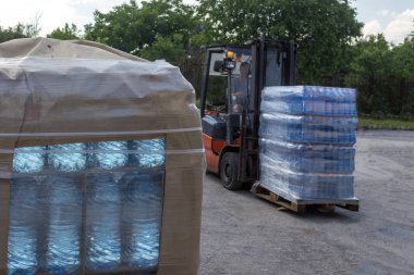 Forklift yükleyici depo işçileri için açık havada yükleme (boşaltma) emtia bir palet.