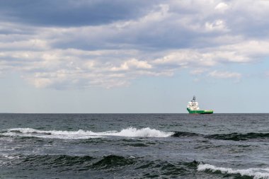 Dalgalı denizlerde dökme yük gemisi devam ediyor.