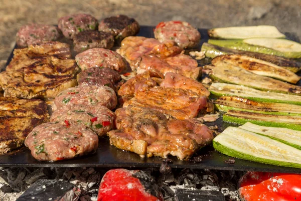 야채와 고기 구이 돼지 고기. 그릴 동안 고기 공과 스테이크. 클로즈업 — 스톡 사진