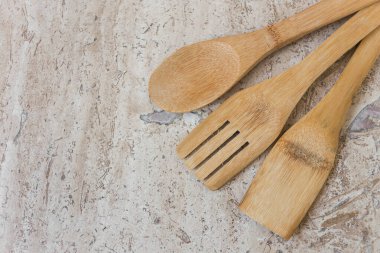 Mermer mutfak tezgahında üç bambu el yapımı kap kacak..