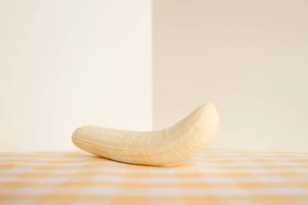 Geschalte Banane Auf Quadratischer Tischdecke In Der Kuche Selektiver Fokus Fruhstuck Dekor Stock Photo 280853384