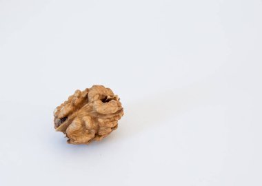 Beyaz arka plan yakın çekim üzerinde soyulmuş ceviz