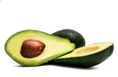Yeşil avokado beyaz bir arka plan üzerinde yalan ikiye böldüm