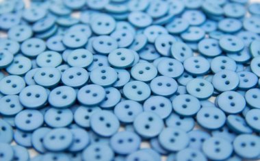 beyaz bir arka plan üzerinde dağınık plastik plastik düğmeler pelet