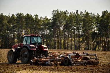 traktör alanı pulluklar. Bahar, dikim başlangıcı s