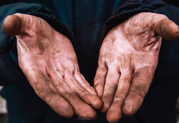 Primer plano de la mano del mecánico técnico sostiene guantes de