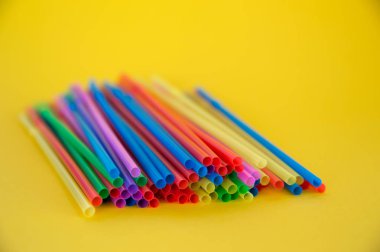Bir bağırma bir bardak bir kokteyl için çok renkli plastik borular