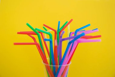 Bir bağırma bir bardak bir kokteyl için çok renkli plastik borular